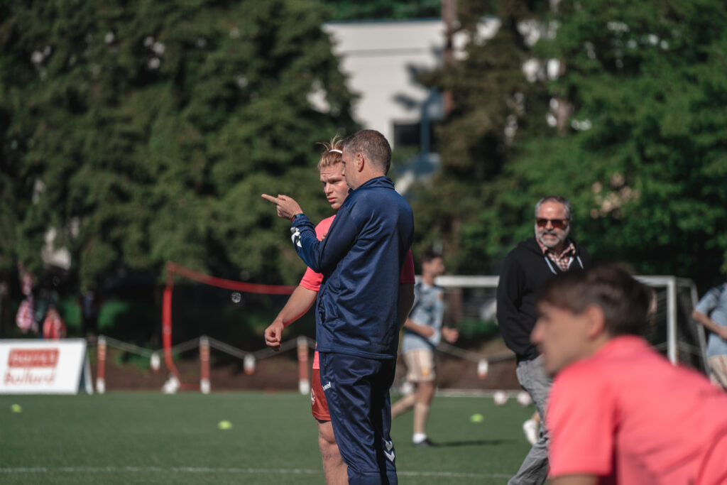 John Galas gives instruction to Grady Thurman before the game